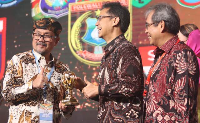 96,07  Persen Warganya Terdaftar JKN, Kabupaten Cirebon Dapat Penghargaan UHC dari Wapres
