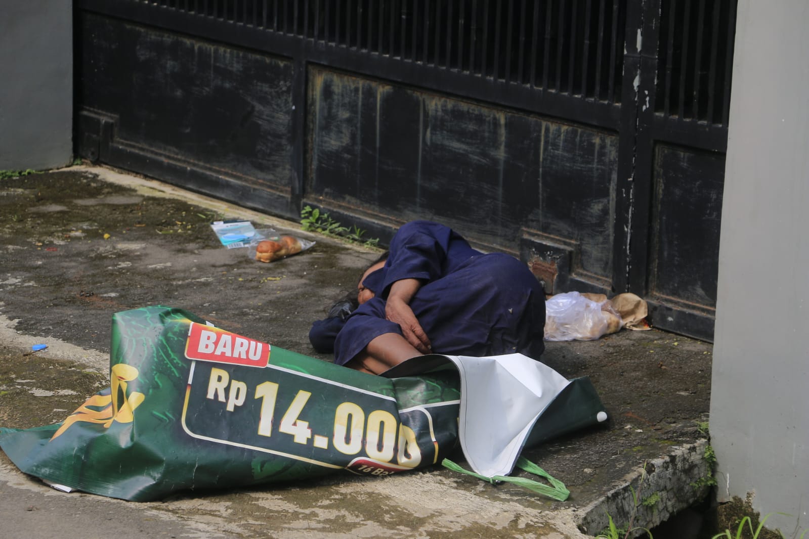 Warga Komplek Stadion Bima Bingung, Ada Gelandangan Sakit di Depan Rumah