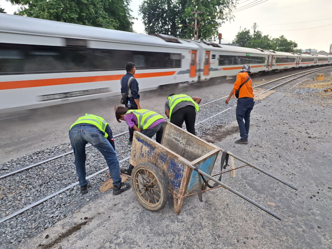Tingkatkan Keselamatan, KAI Daop 3 Perbaiki Jalur KA di Jalan Slamet Riyadi Kota Cirebon