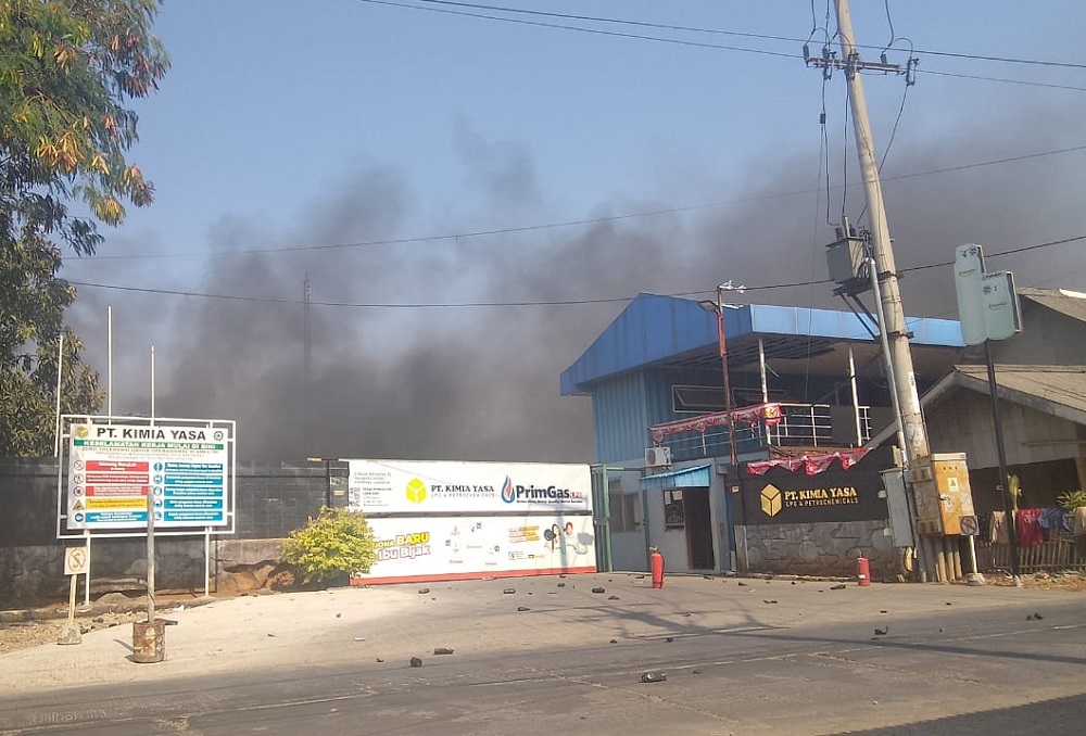 BREAKING NEWS: Pabrik Gas di Indramayu Kebakaran, Kaleng Kemasan Berterbangan
