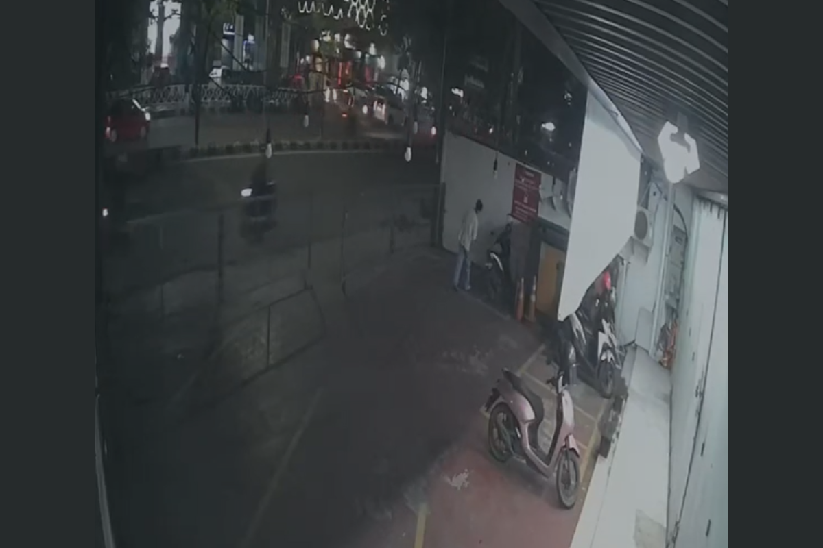 Curanmor di Cirebon, Motor Karyawan Toko Raib Saat Parkir, Aksi Pelaku Terekam CCTV
