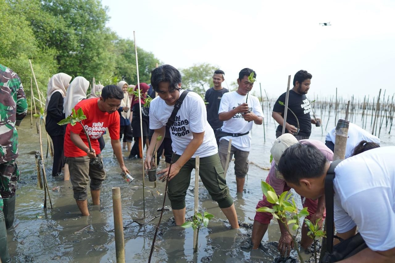 Himabio UIN Siber Syekh Nurjati Bersama Komunitas dan Yuh Gas Nang Wong Cerbon Tanam Mangrove