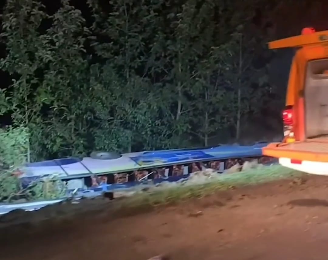 BREAKING NEWS: Kecelakaan di Tol Cipali, Bus Terguling Masuk ke Parit, Ada Korban Meninggal