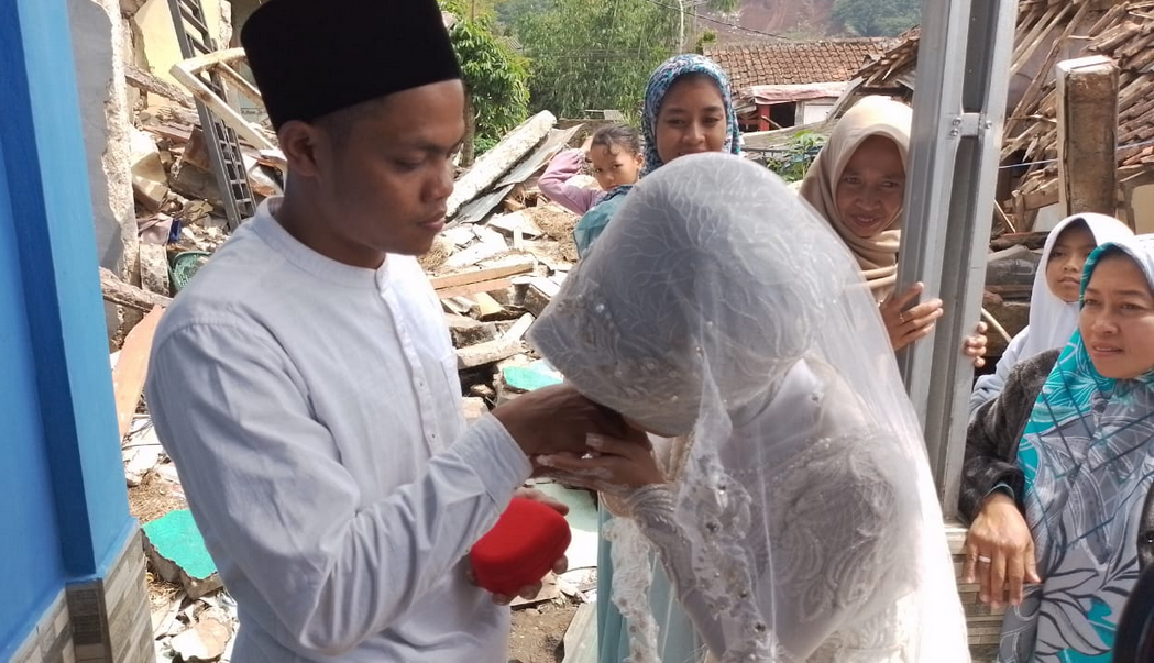 Pernikahan Korban Gempa Bumi Cianjur sangat Sederhana, Haru Campur Bahagia