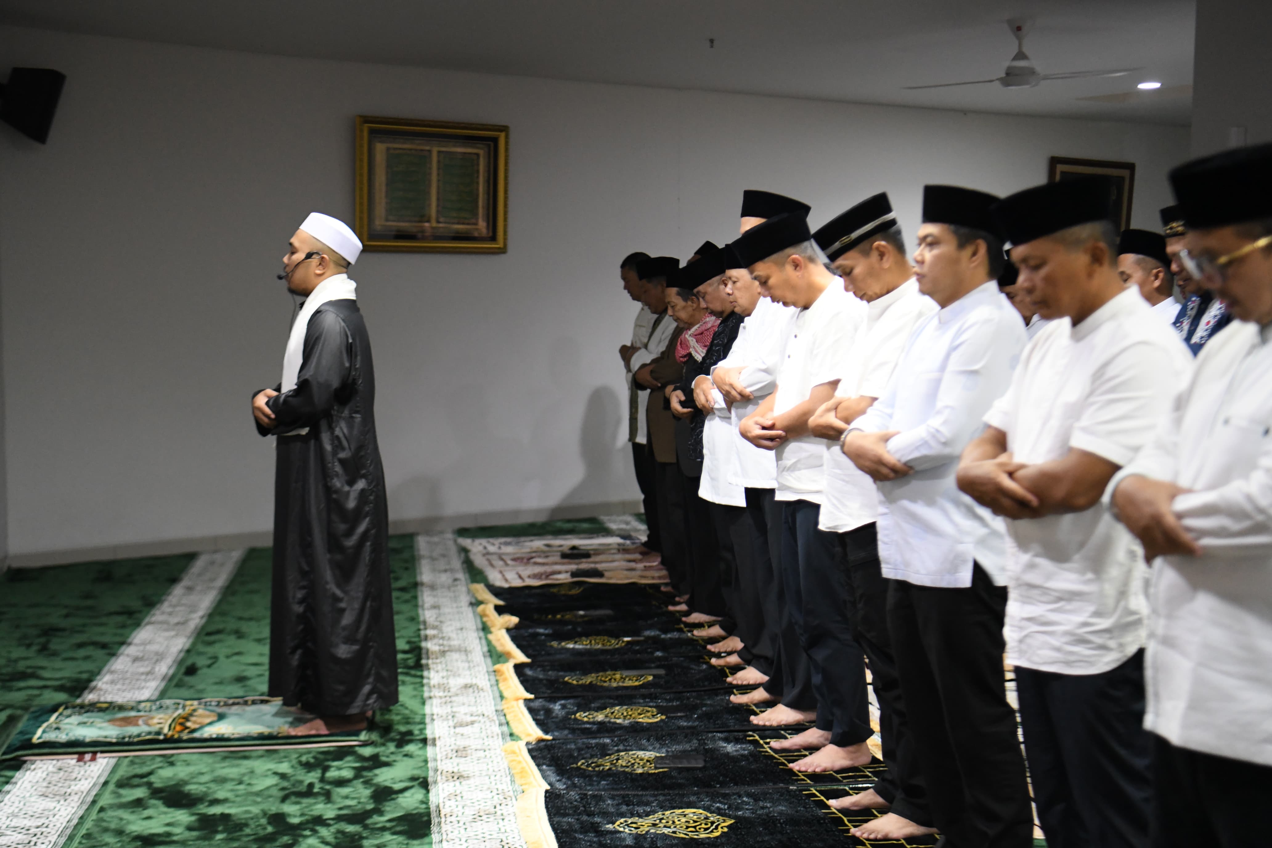 Penjabat Gubernur Bey Machmudin Tarling di Masjid Al Mizan Kejati Jabar 