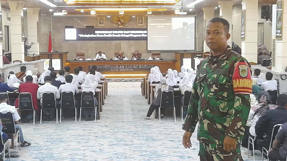 Babinsa Kebonbaru Dampingi Pendidikan Politik dan Demokrasi bagi Pelajar SMA se-Kota Cirebon