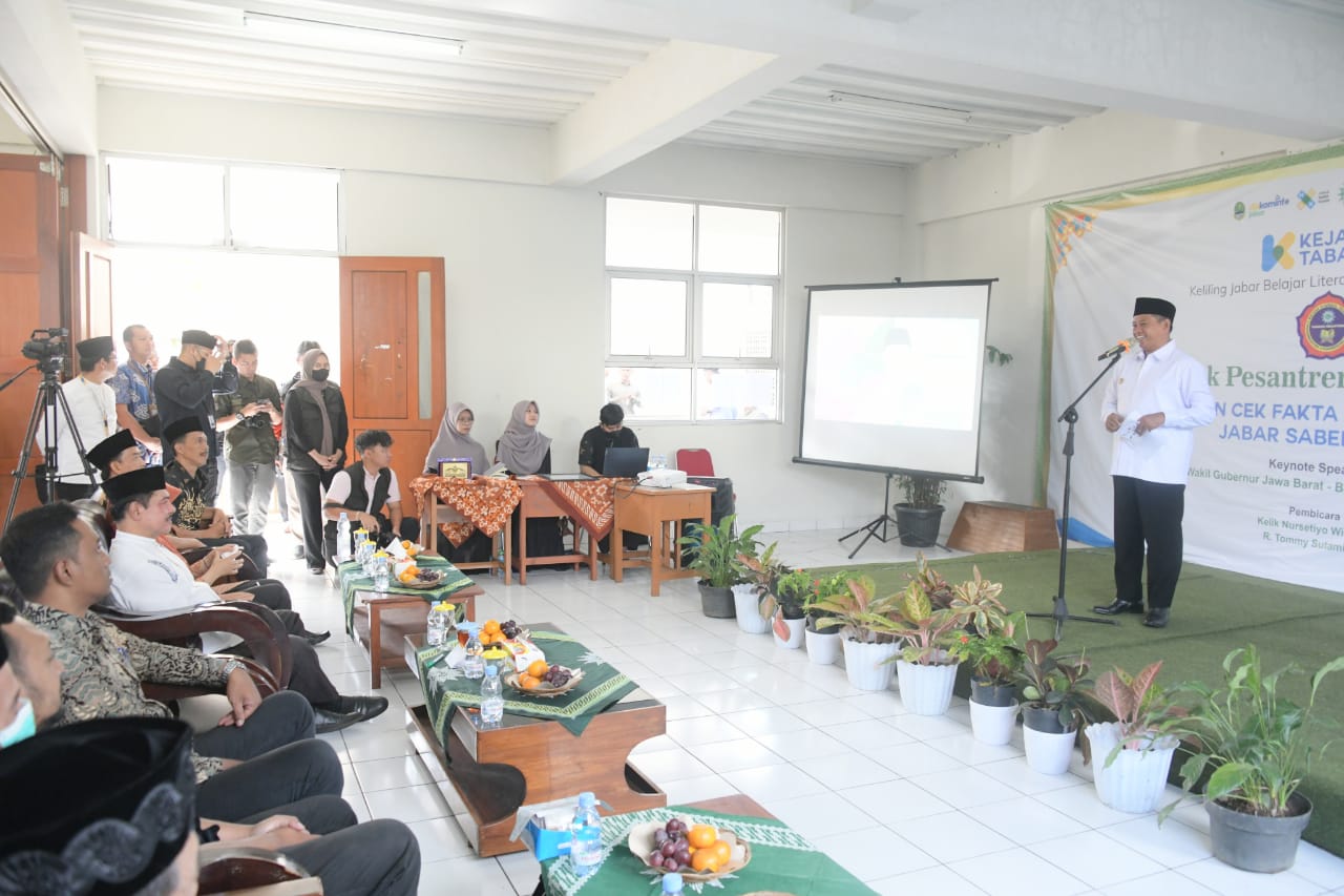 Wagub Uu: Edukasi Anti Hoax Akan Dikembangkan di Pesantren Se-Jawa Barat 