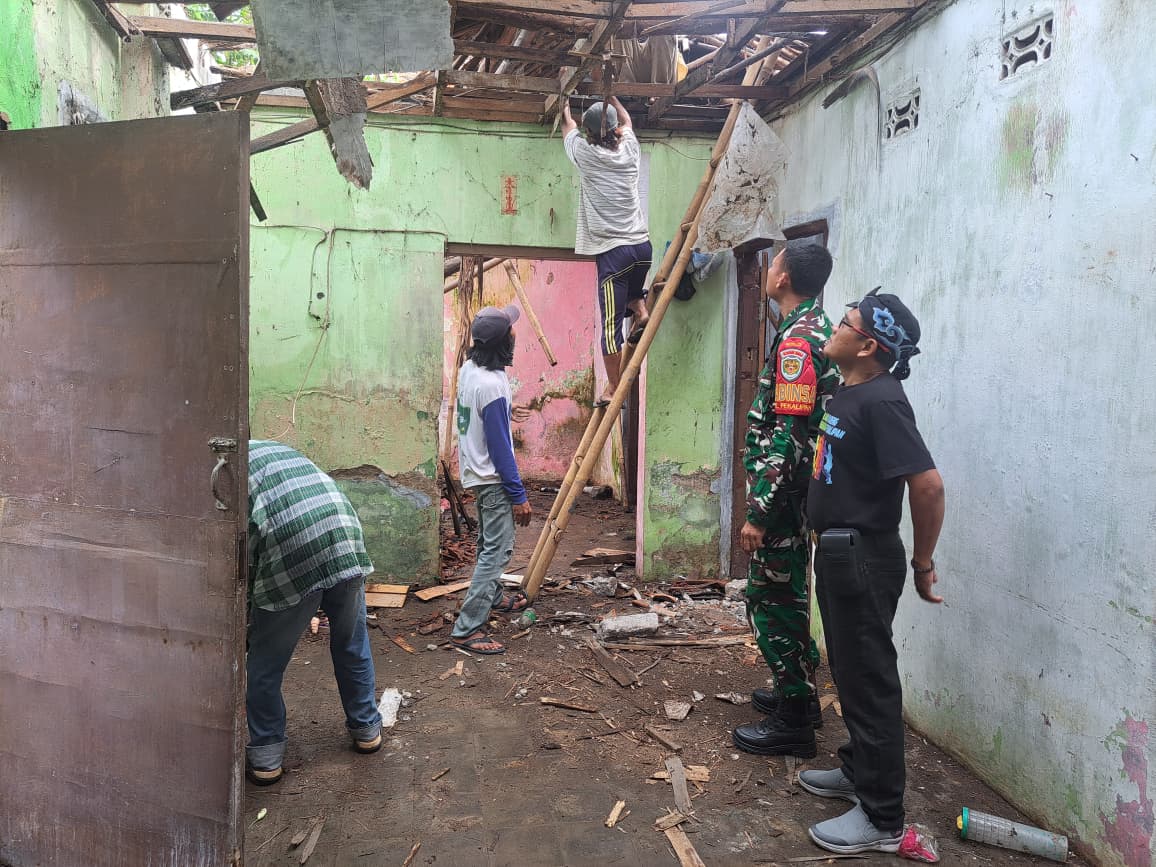 Babinsa Pekalipan Laksanakan Kerja Bakti Persiapan Rehab Rutilahu