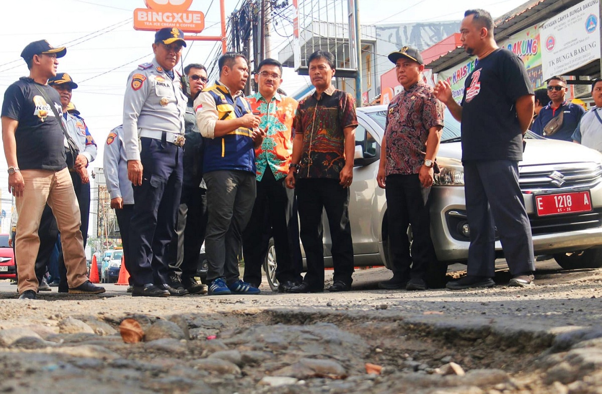 Walikota Cirebon Tinjau Lokasi Hari Ini, Besok Jalan Rusak Diperbaiki 
