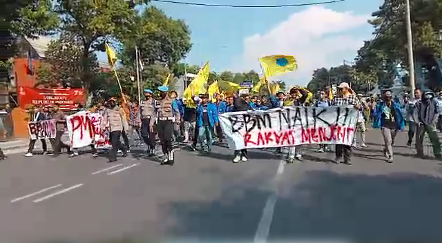 Demonstrasi Mahasiswa di Kota Cirebon Hari Ini, Massa dari PMII Merangsek ke Gedung Dewan