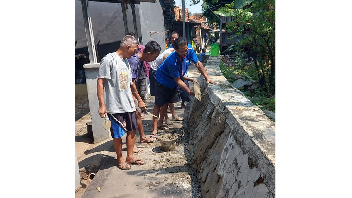 Anggota DPRD Kota Cirebon dan Warga Perbaiki Tanggul dan Pintu Air Sungai Kriyan, Pakai Dana Pribadi