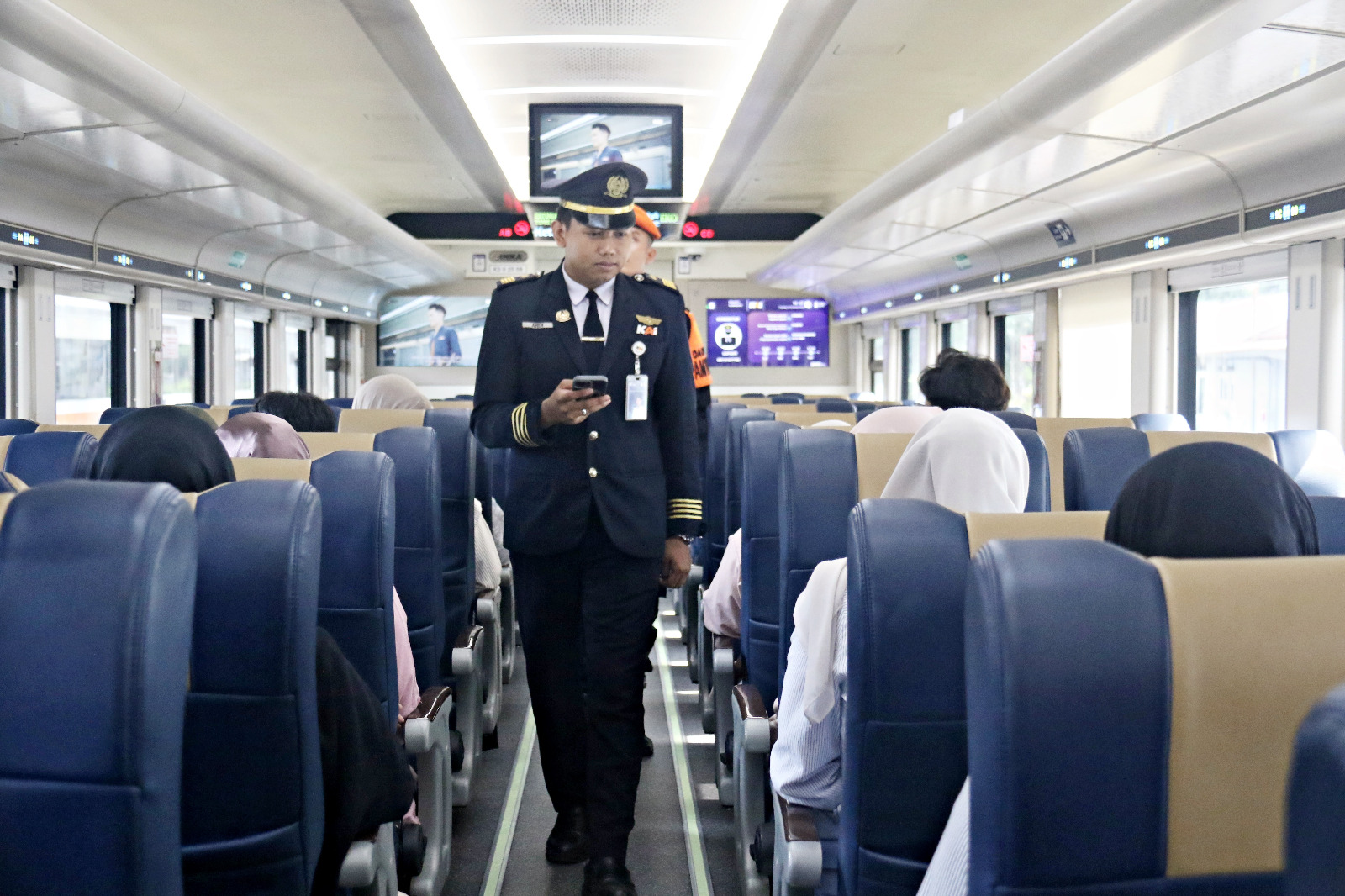 KAI Daop 3 Cirebon Siapkan 74 Ribu Tiket untuk Masa Angkutan Natal 2025 dan Tahun Baru 2026