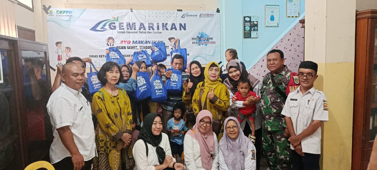Babinsa Kelurahan Panjunan Dampingi DKP3 Kota Cirebon Salurkan Bantuan untuk Anak Stunting