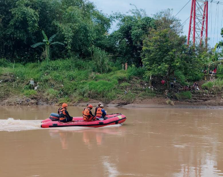 Pencarian Remaja yang Tenggelam di Sungai Cisanggarung Terus Dilakukan Tim SAR Gabungan