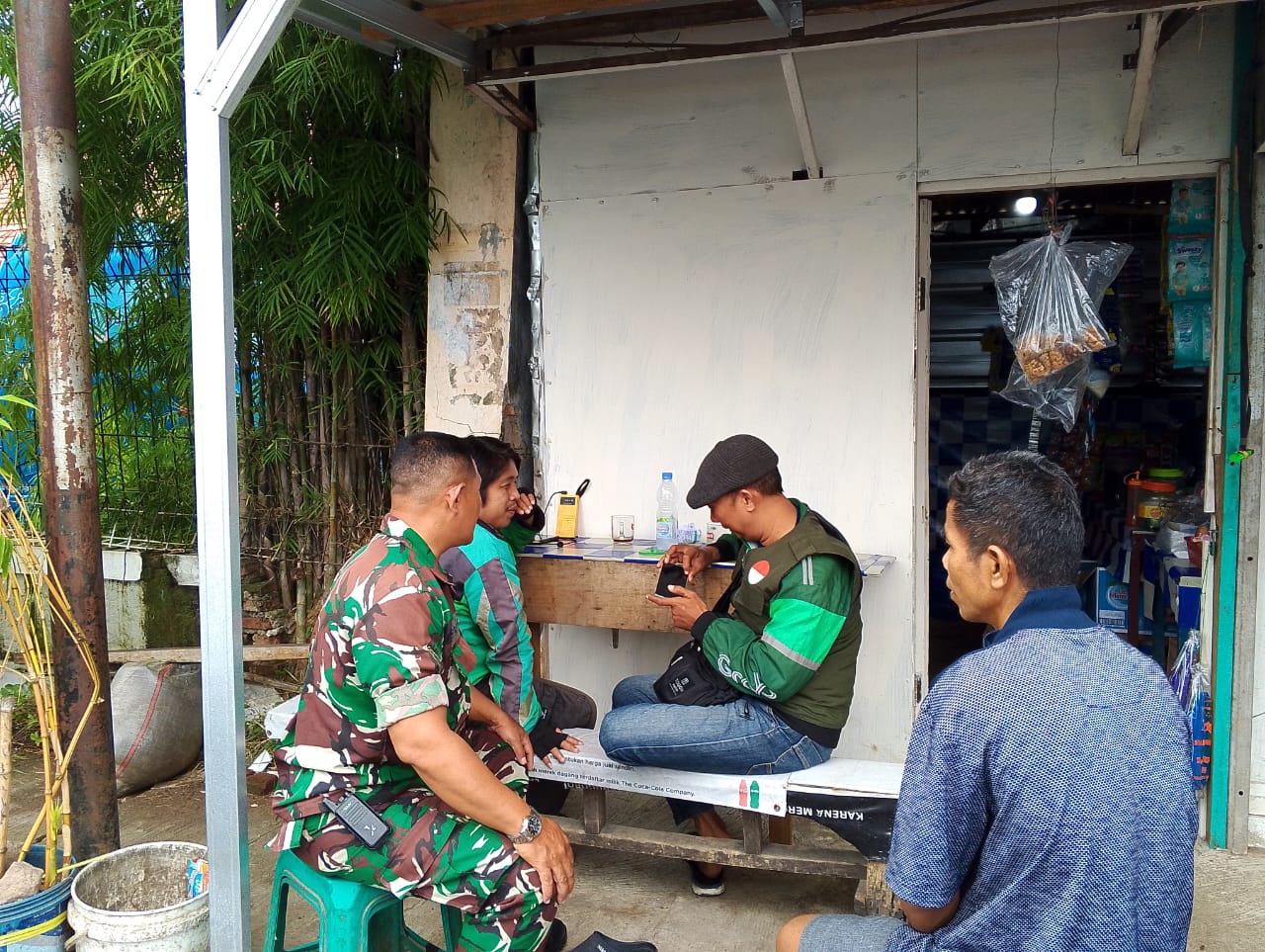Babinsa Sunyaragi Gelar Binkomsos Bersama Ojol, Ajak Jaga Kondusifitas Kota Cirebon