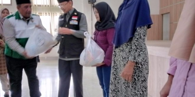  Majalengka Bageur salurkan 3.800 Paket Sembako di Bantarujeg