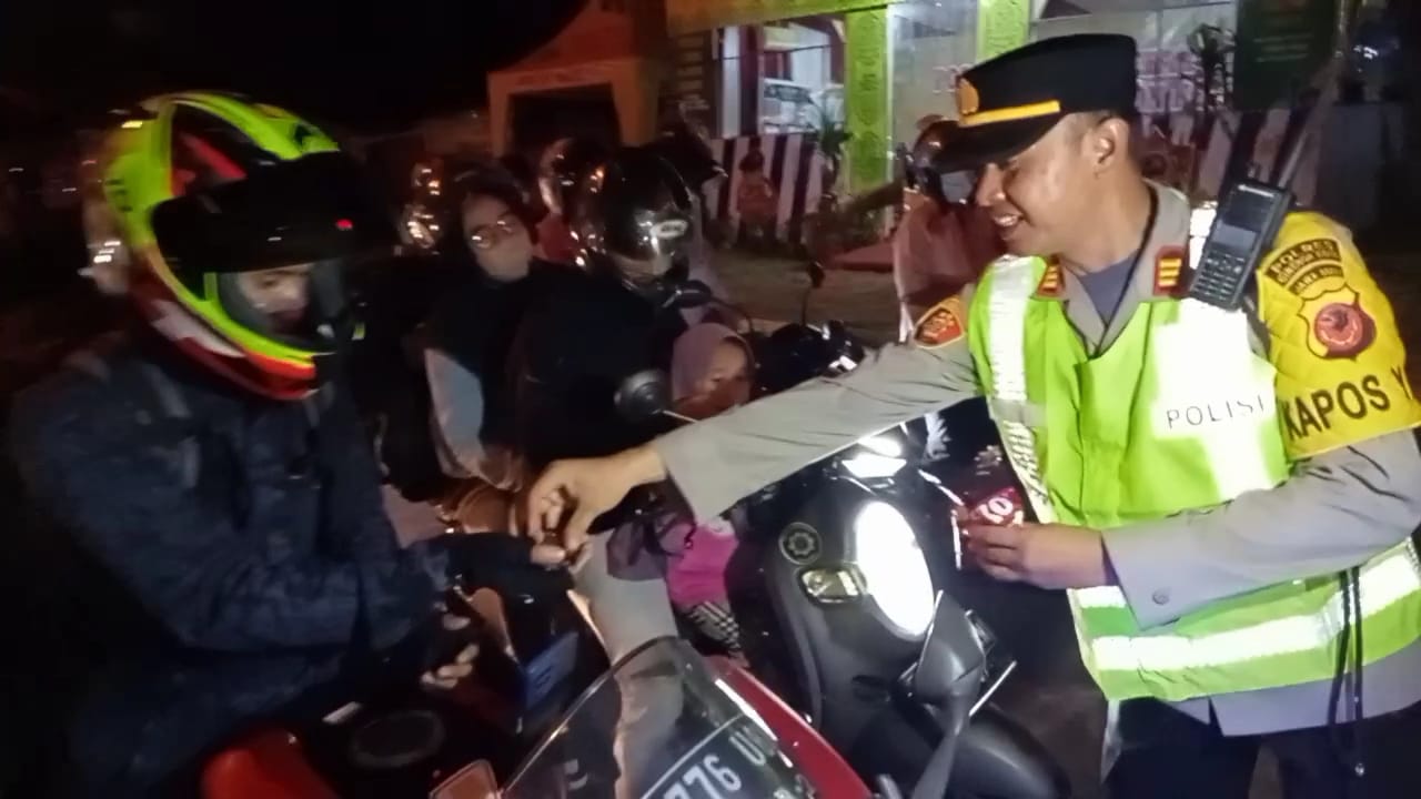 Pantura Kota Cirebon Dipadati Sepeda Motor Pemudik, Polisi Bagikan Permen di Lamer Harjamukti