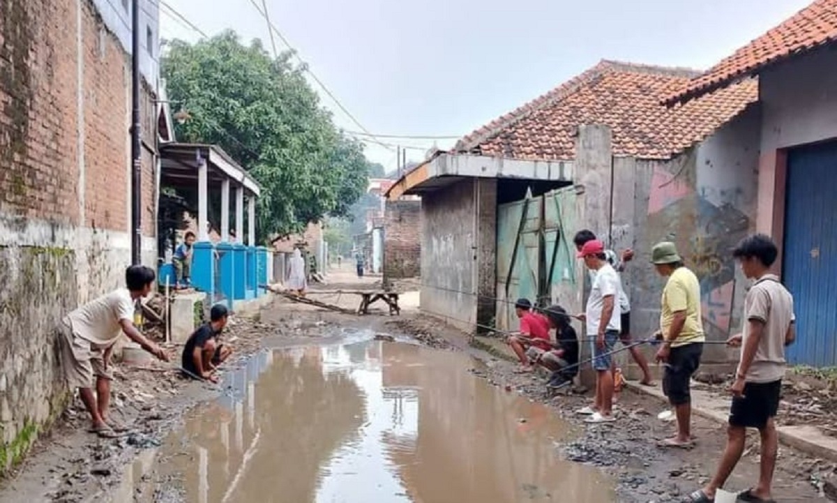 Warga Batembat Cirebon Ngeluh Jalan Rusak, Aktivitas Terganggu