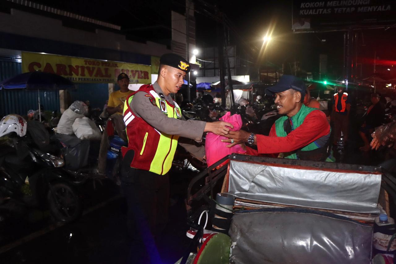 Cara Polresta Cirebon Jaga Kamtibmas di Bulan Ramadhan, Bangunkan Warga untuk Sahur Sambil Patroli