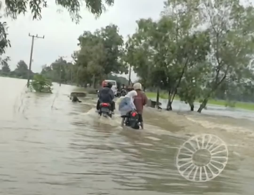 Jalan Bunder–Ujunggebang Nyaris Lumpuh, Arus Air Deras Putus Akses Warga