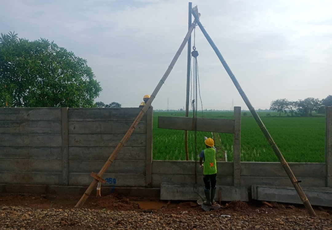KAI Daop 3 Cirebon Lakukan Pemagaran Sterilisasi Stasiun, Ini Tujuannya..