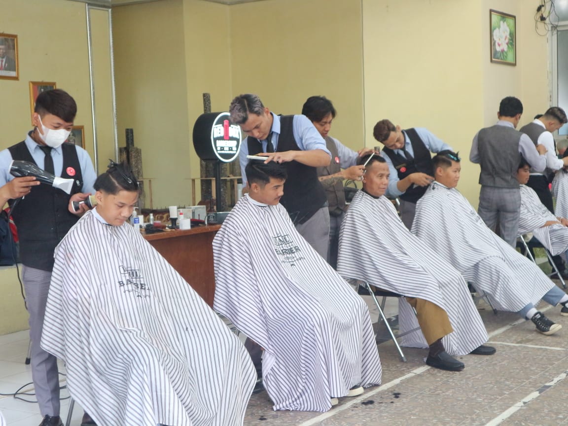 Redbox Barbershop Razia Rambut ke SMAN 7 Cirebon