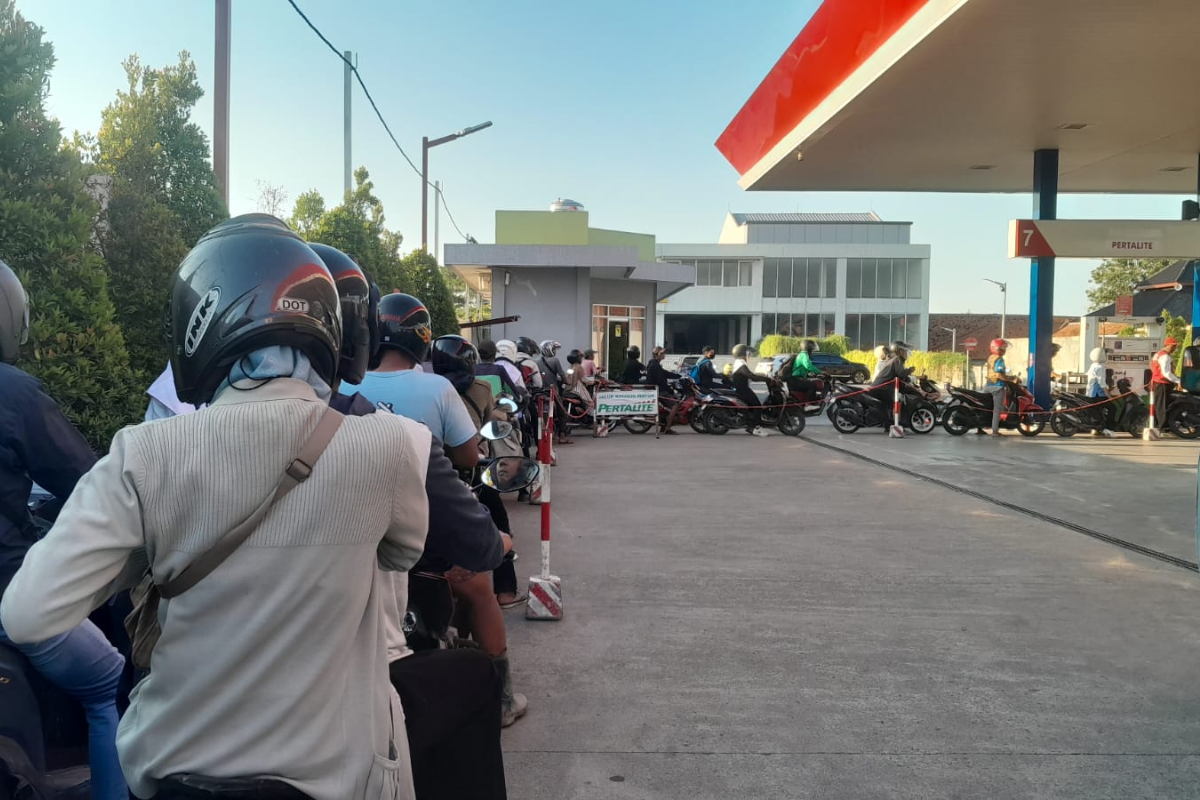 Antrean Pertalite di Cirebon Mengular, Dampak Kenaikan Harga Pertamax Mulai Terasa