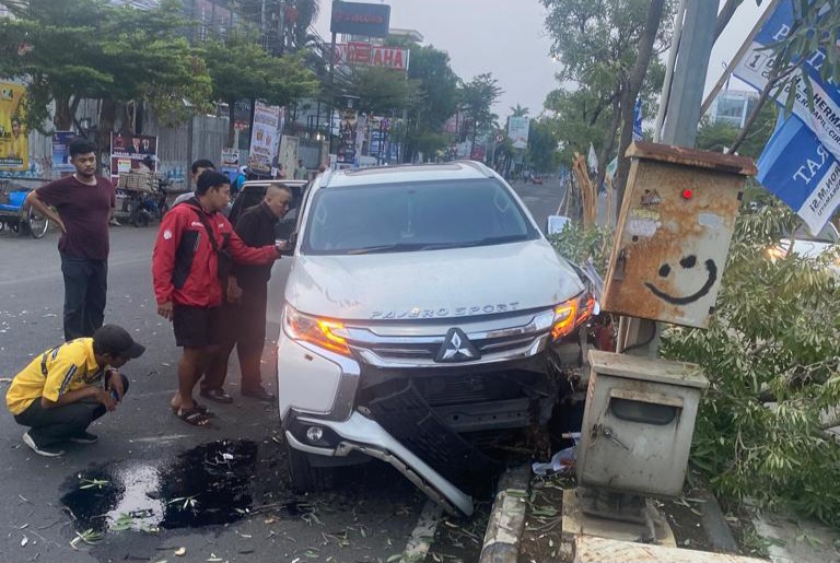BREAKING NEWS: Mobil Pajero Hilang Kendali, Tabrak Median Jalan Jl Cipto dan Pohon