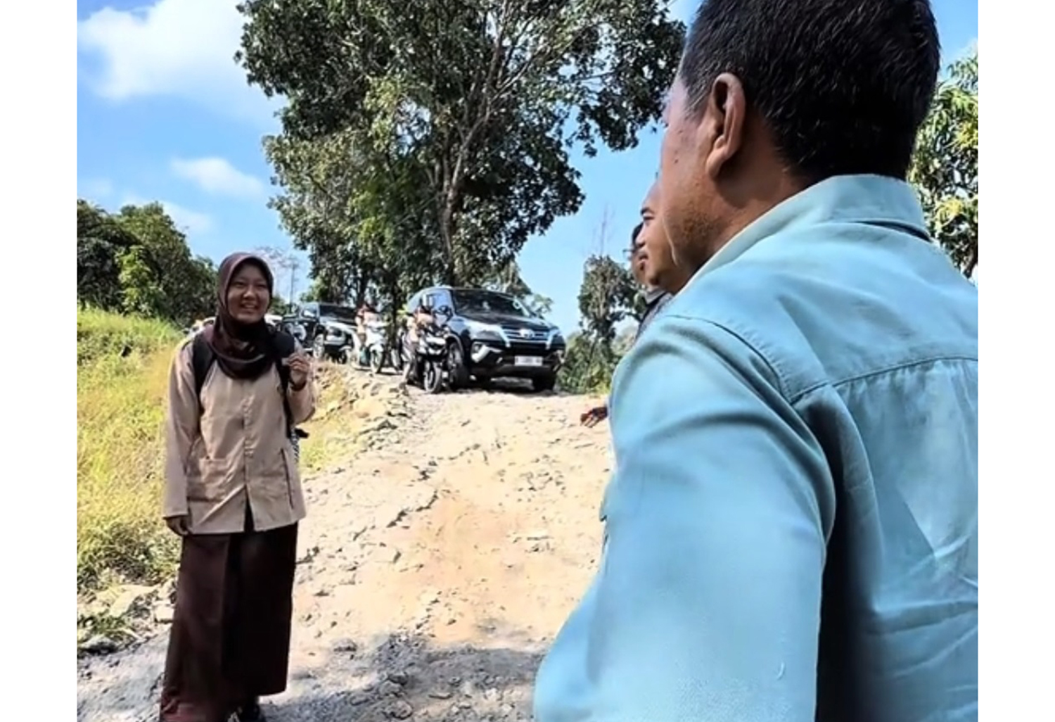 Cara Bupati Majalengka Cek Infrastruktur, Rasakan Sendiri Kondisi Jalan Rusak