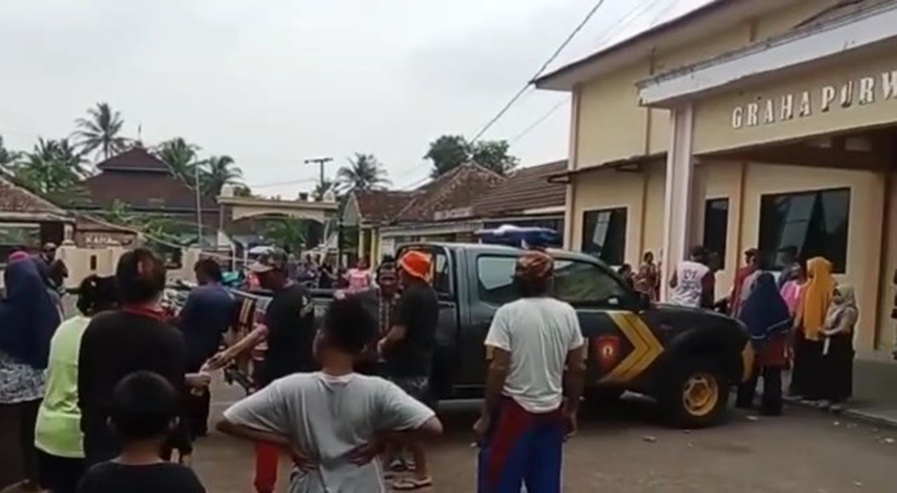 Puluhan Warga Desa Karangbaru Kuningan, 'Ditumbalkan' ke Bank Emok