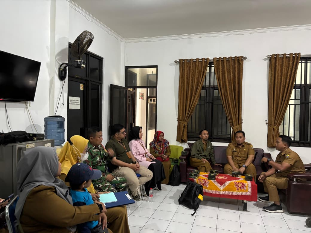 Babinsa dan Bhabinkamtibmas Hadiri Rapat Koordinasi Percepatan Pembangunan Koperasi Merah Putih di Kesenden