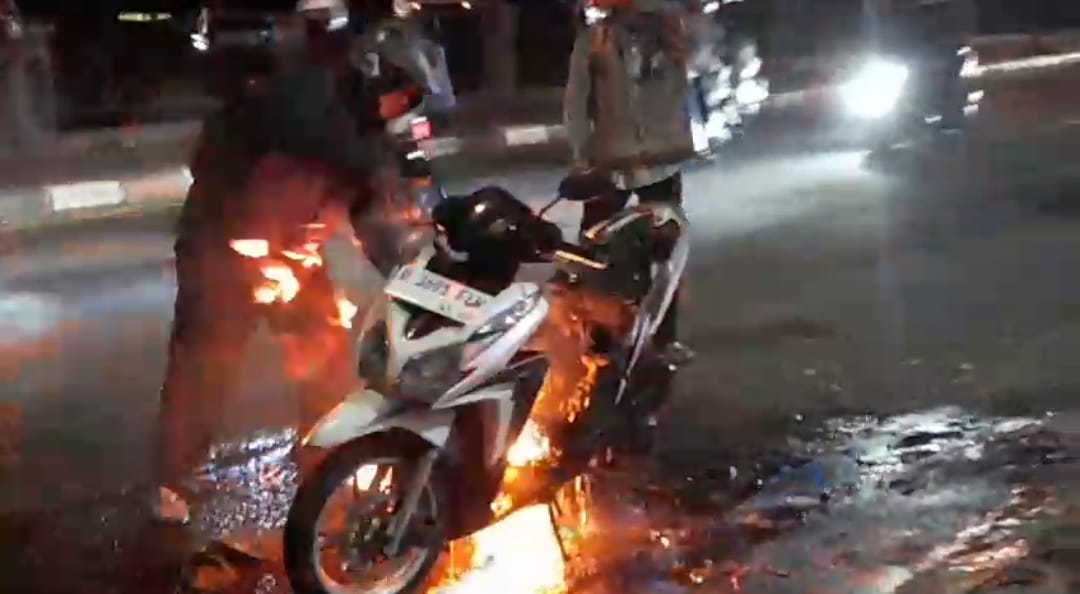 Detik-Detik Motor Pemudik Terbakar Saat Melintasi Cirebon, Satu Keluarga Selamat