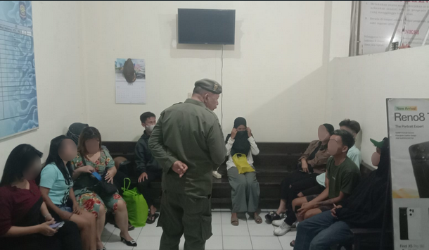 Petugas Gabungan Gelar Razia Jelang Ramadan di Kota Cirebon, Miras hingga PSK Diamankan