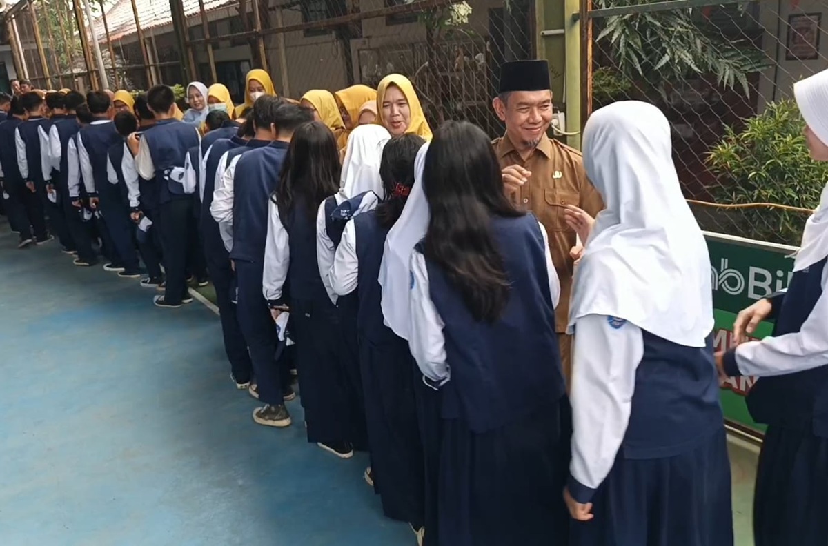 Hari Pertama Sekolah di SMPN 1 Kota Cirebon, Begini Antusiasme Para Siswa