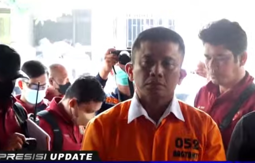Ferdy Sambo Pakai Baju Oranye Alias Tahanan saat Rekonstruksi, Wajahnya Terlihat Lesu