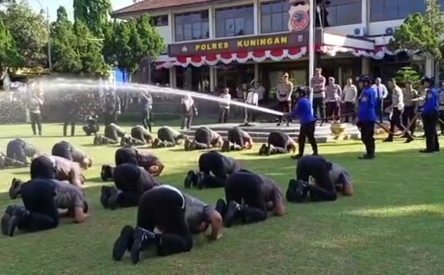 Apa yang Terjadi? Di Kuningan, Pasukan Damkar Siram Anggota Polisi, Oh Ternyata