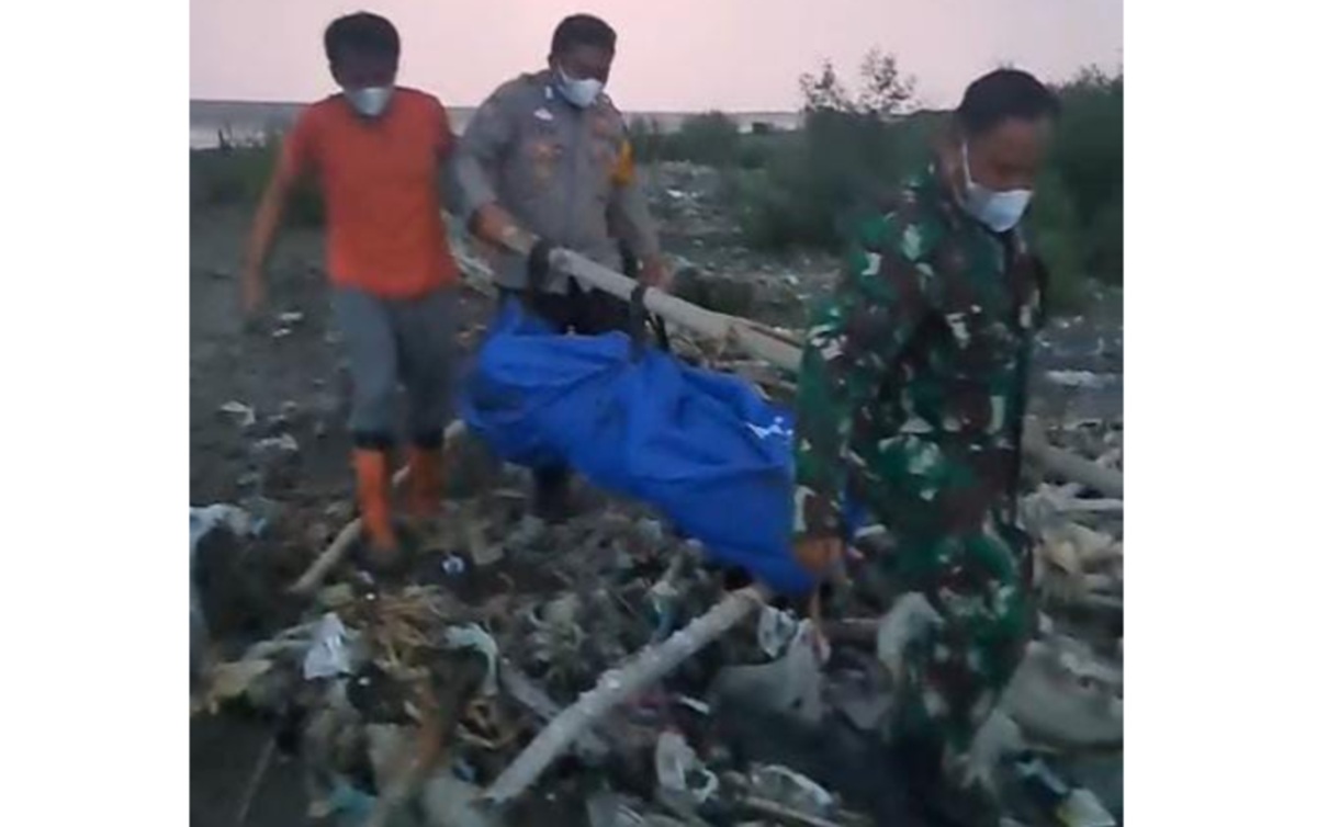 Mayat Tanpa Identitas Ditemukan di Pesisir Bungko, Polsek Kapetakan Lakukan Evakuasi Cepat