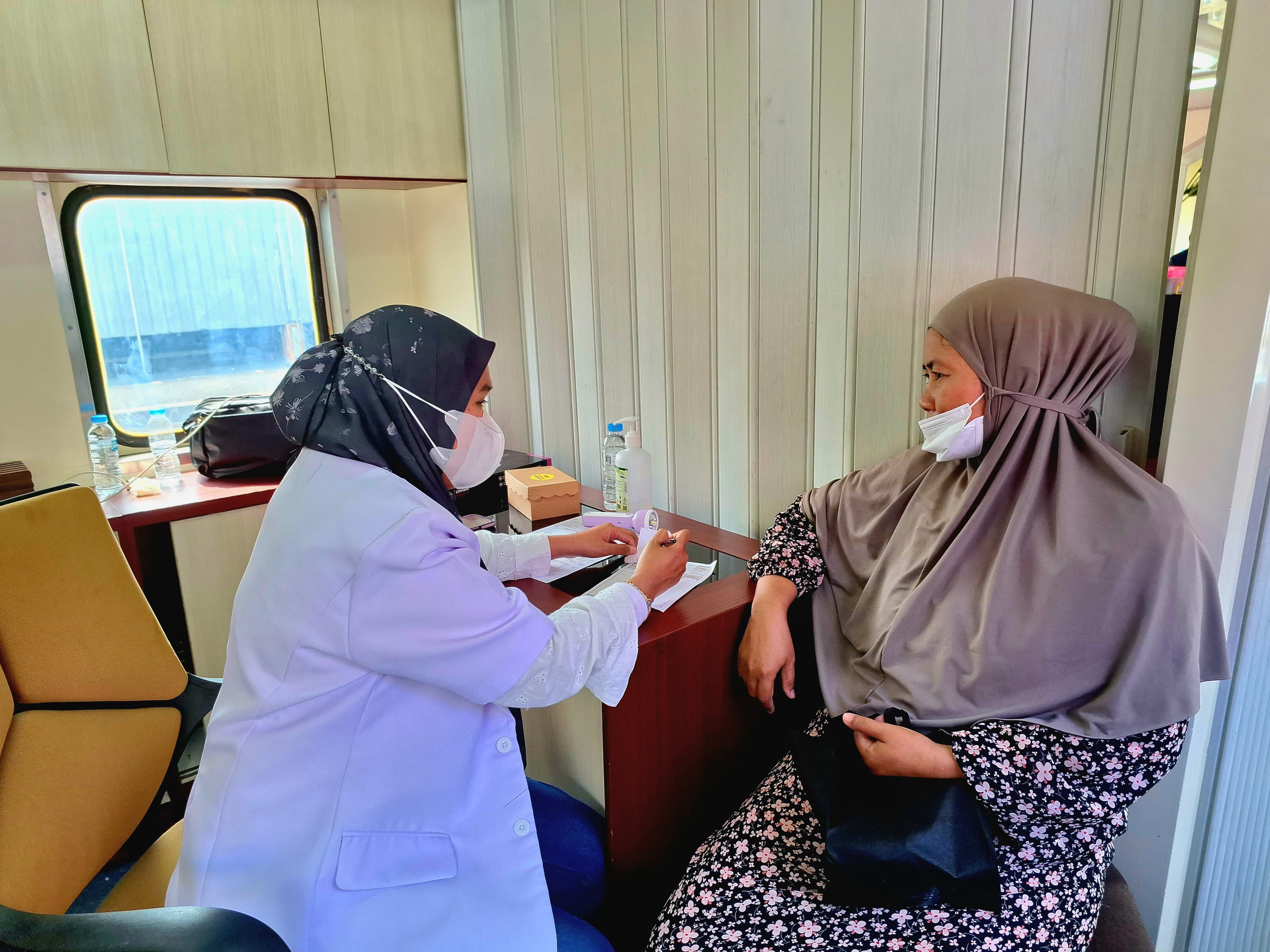 Rail Clinic Beri Layanan Kesehatan dan Pengobatan Gratis di Stasiun Arjawinangun 