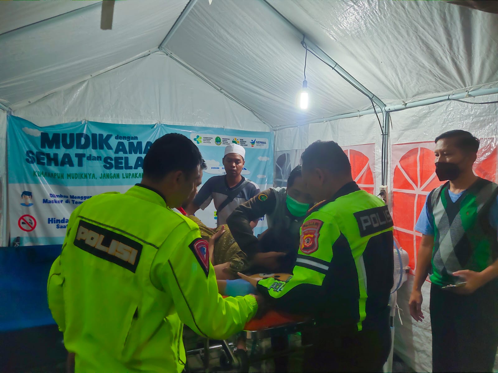 Hendak Pulang ke Depok, Pemudik Hamil Tua Melahirkan di Ambulans