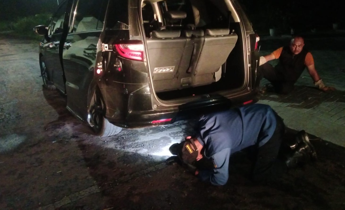 Ular Masuk Garasi Warga Kuningan, Damkar Lakukan Mitigasi Dini Hari