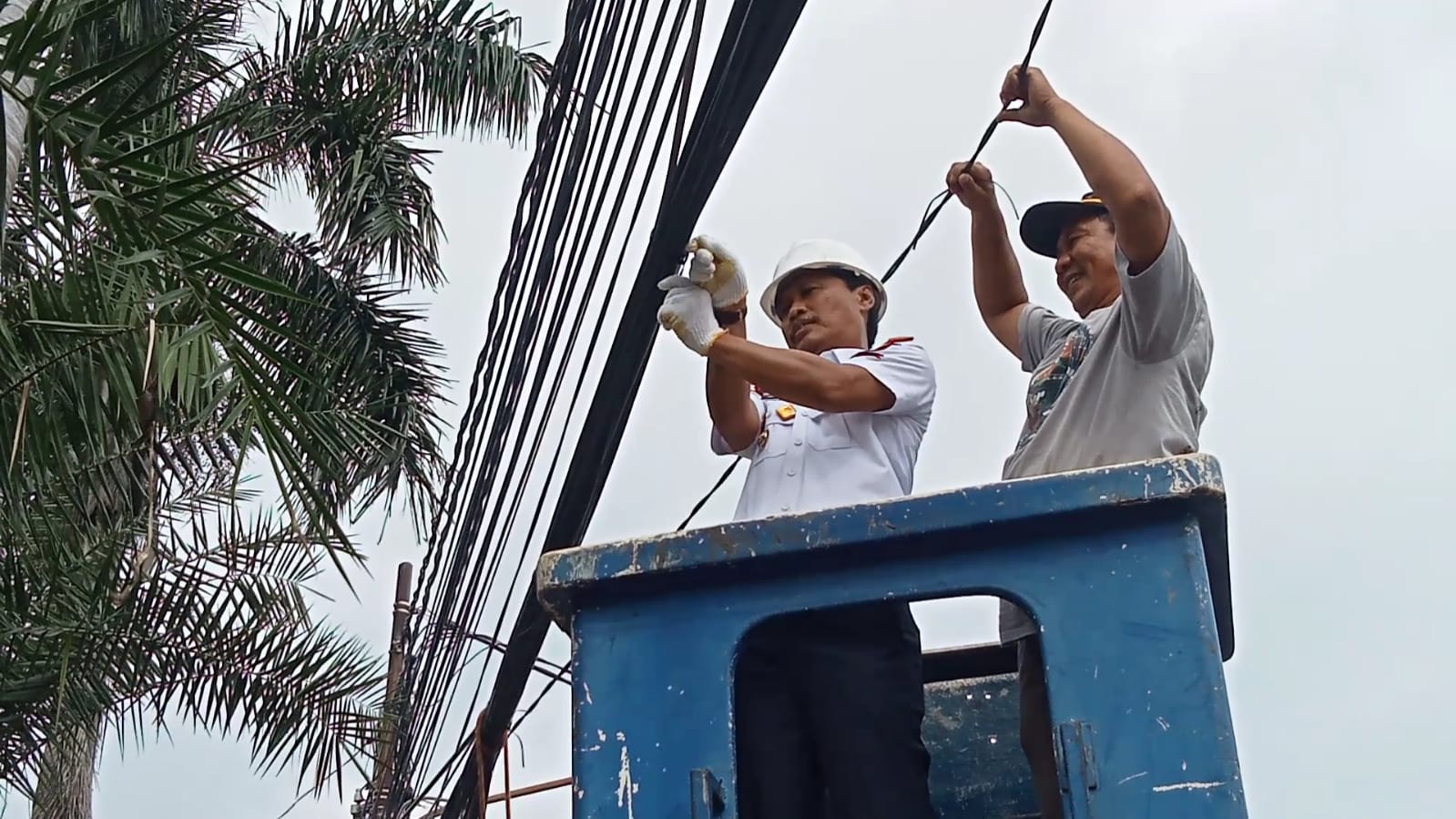 Wali Kota Cirebon Turun Tangan Rapihkan Kabel Semrawut, Target 9 Ruas Jalan Bebas Kabel Udara