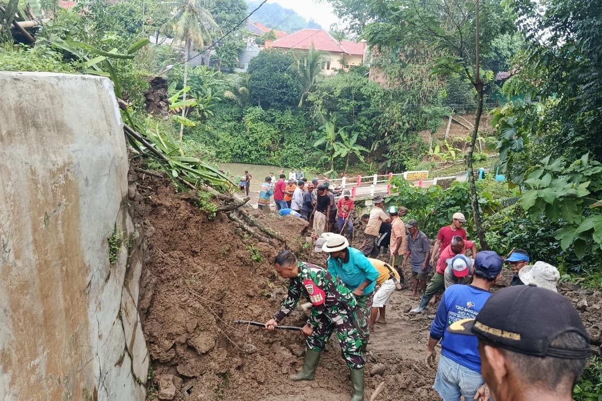 Longsor di Kuningan Setelah Hujan Lebat, Rumah Warga dan Fasilitas Umum Tertimbun 