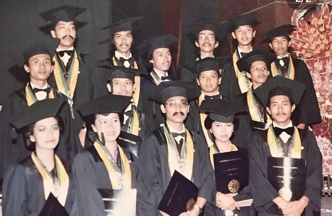 Telak! Foto Wisuda Jokowi Ditunjukan, Dokter Tifa Hapus Komentar Soal Ijazah Palsu