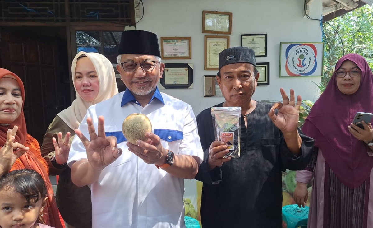 Ahmad Syaikhu Akan Kembangkan Potensi Buah Langka di Karawang