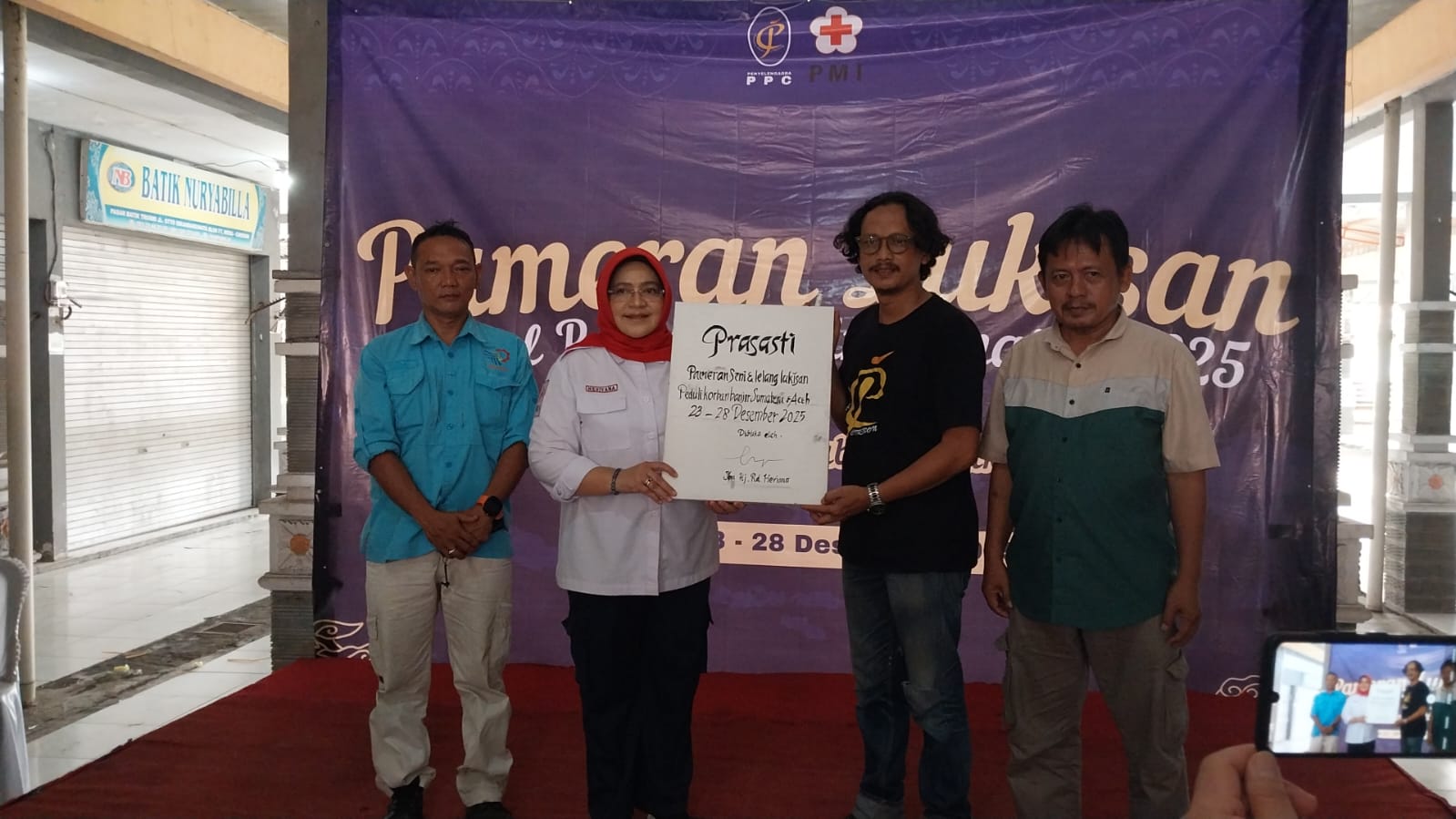 Pelukis Cirebon Lelang Lukisannya Untuk Korban Banjir Sumatera dan Aceh 