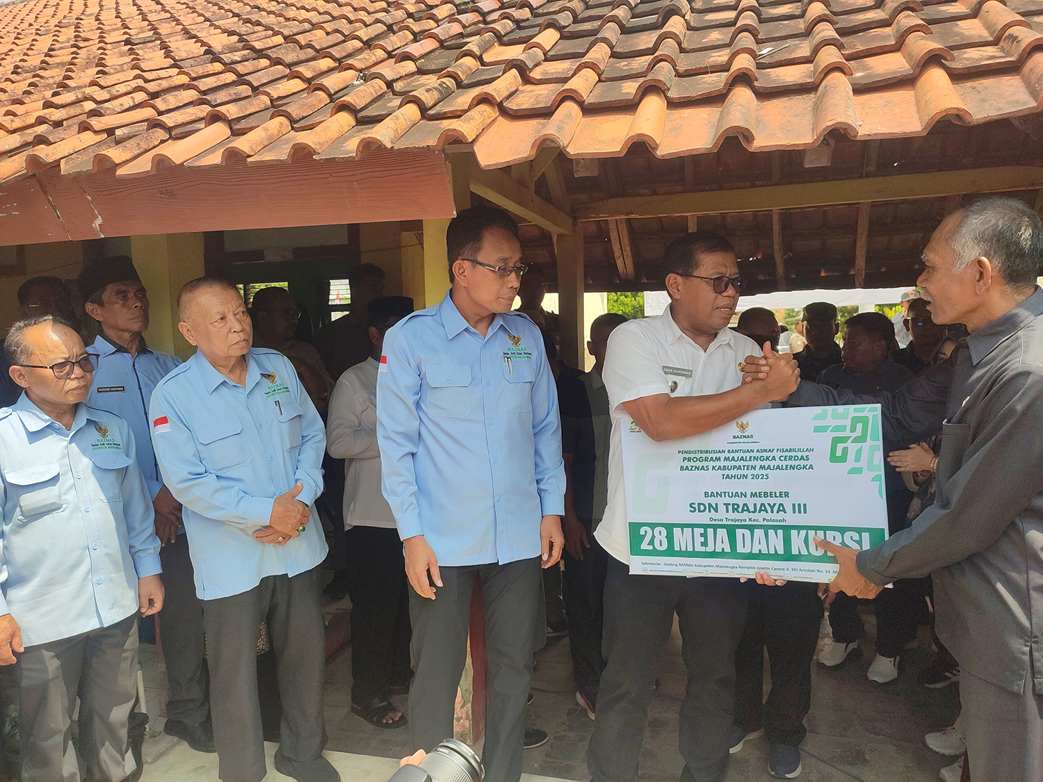 Disorot Karena Siswa Bawa Meja Lipat Sendiri, SDN Trajaya III Majalengka Kini Dapat Bantuan