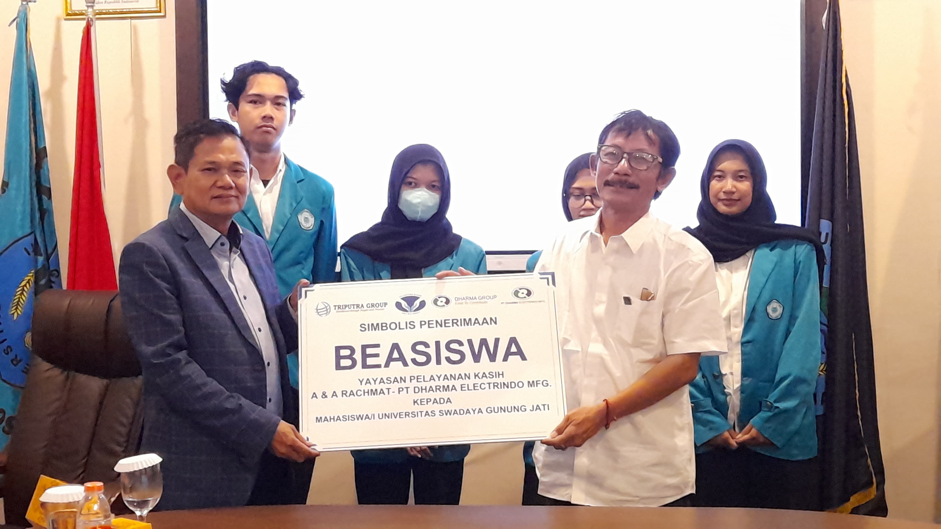 10 Mahasiswa UGJ Cirebon Terima Beasiswa, Dharma Group Dorong Generasi Emas 2045