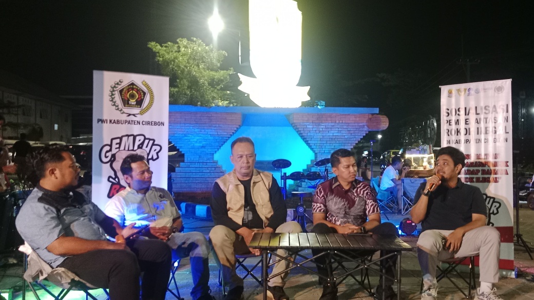 Ribuan Batang Rokok Ilegal Disita! PWI Cirebon Ajak Warga Melek Cukai Lewat Diskusi Malam di Ruang Terbuka