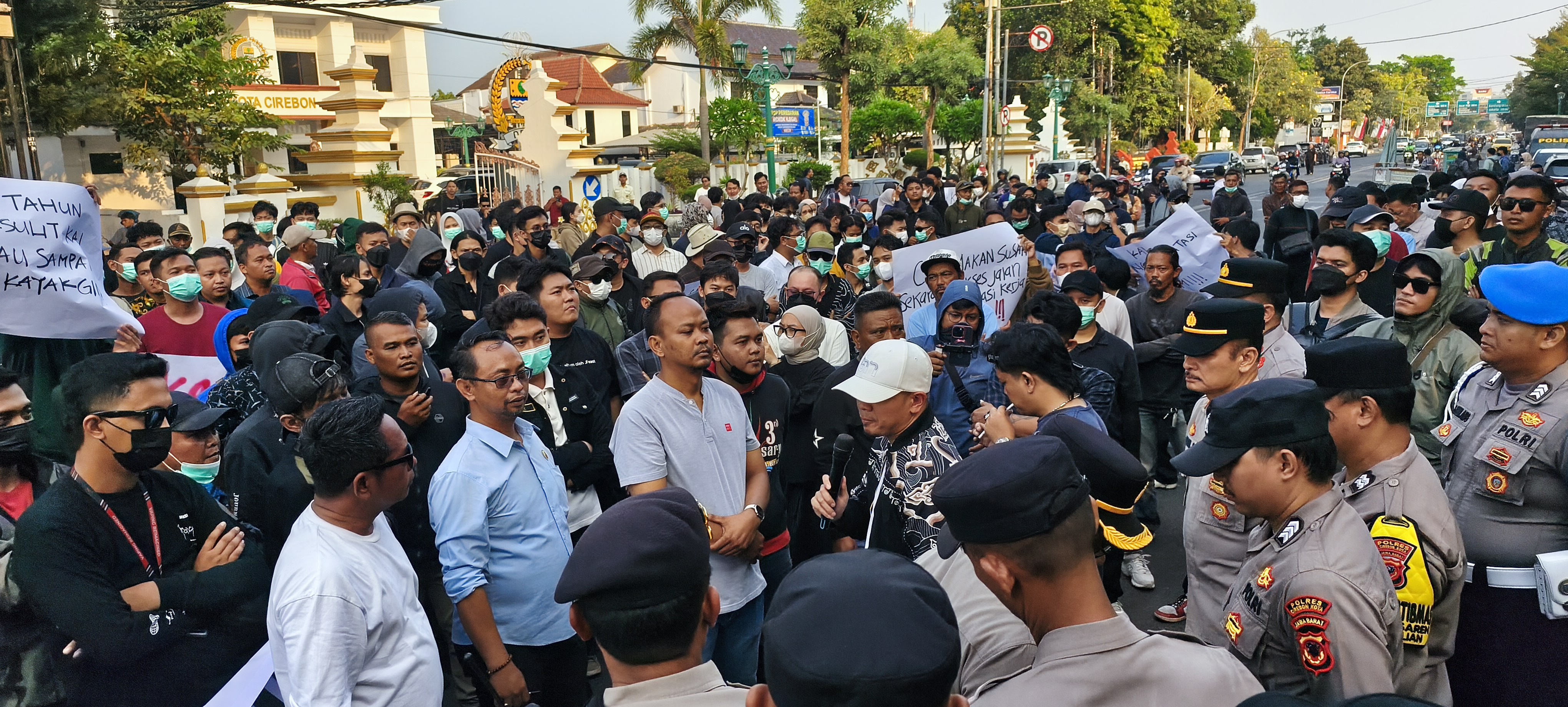 Portal Tutup Akses Warga Pabedilan, KAI dan PT DAR Saling Tak Mengakui