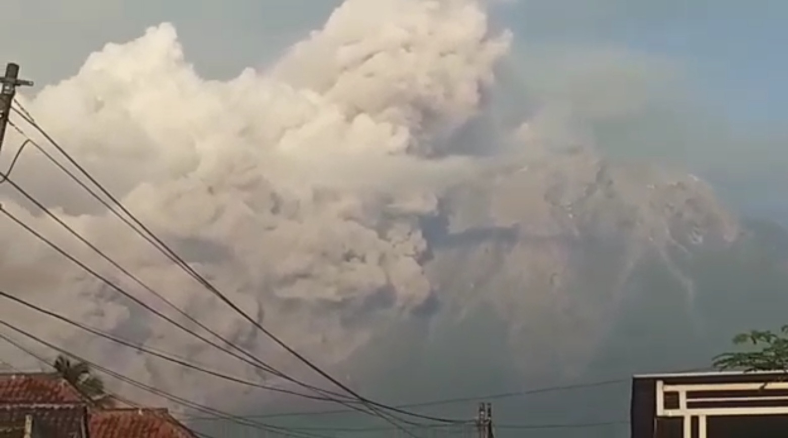 Gunung Semeru Erupsi 4 Desember 2022, Warga Mengungsi ke Tempat Aman